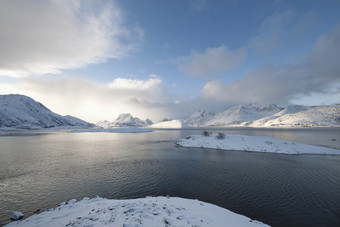 黎明湖水雪山摄影图