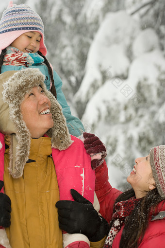 清新雪中玩乐的家人摄影图