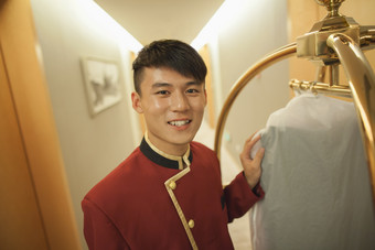 豪华的酒店男人成熟的工作人员服务员制服