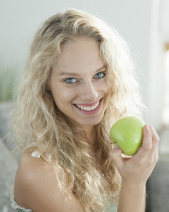 简约风格吃苹果的女人摄影图