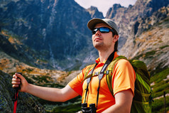 登山的戴帽子男人摄影图