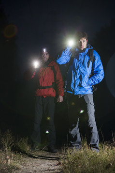暗色调夜间登山摄影图