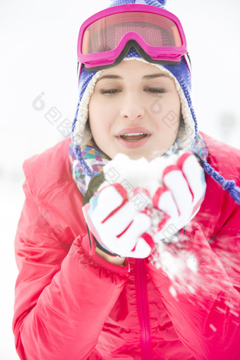 清新捧雪的滑雪者摄影图
