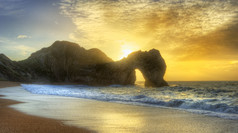 夕阳中的侏罗纪海岸岩石