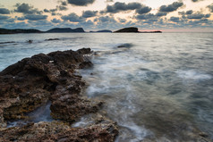 泛着波浪的海水景观