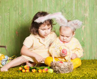 绿色玩彩蛋的儿童摄影图