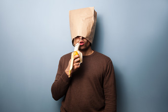 吃香蕉站立的人摄影图