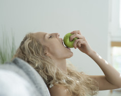 简约风吃苹果的一个女人摄影图