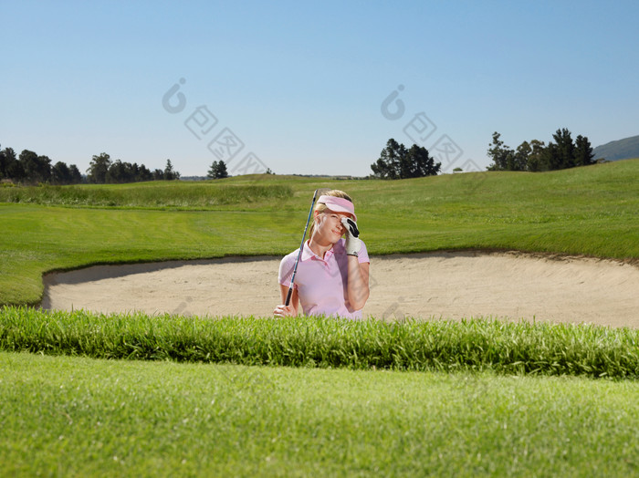 清新玩高尔夫的女孩摄影图