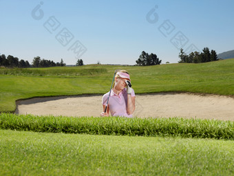 <strong>清新</strong>玩高尔夫的女孩摄影图