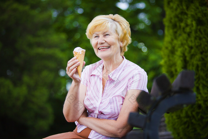 夏天的手持冰淇淋的快乐老人图片摄影图