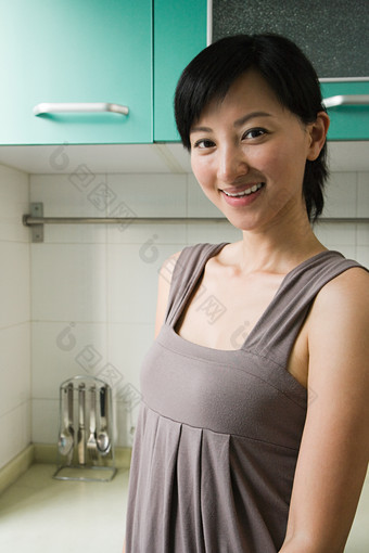 简约厨房里的女人摄影图