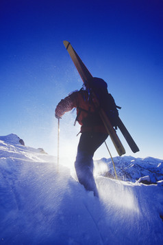 蓝色调高山滑雪者摄影图