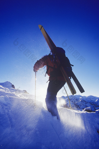 蓝色调高山滑雪者摄影图