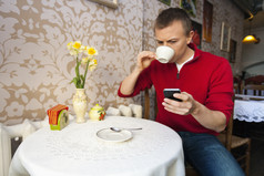 餐厅看手机喝咖啡的男人