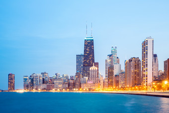 芝加哥夜幕中的城市高楼