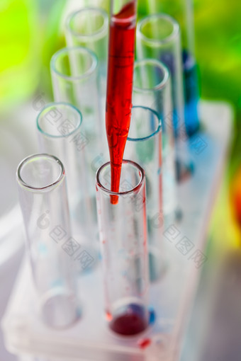 化学实验器材和红色液体