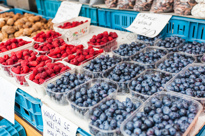 超市里的蓝莓草莓摄影图