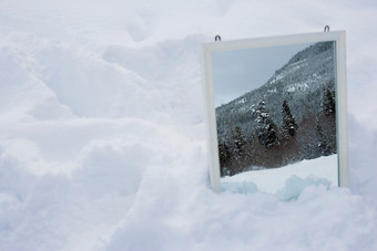 简约雪地上的相框摄影图