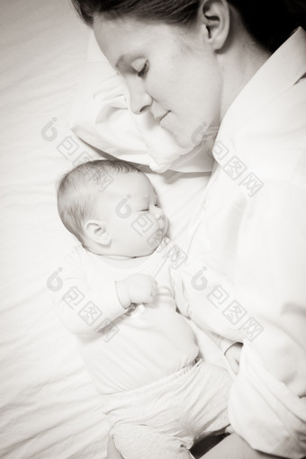 <strong>黑白风格</strong>睡觉的母子摄影图