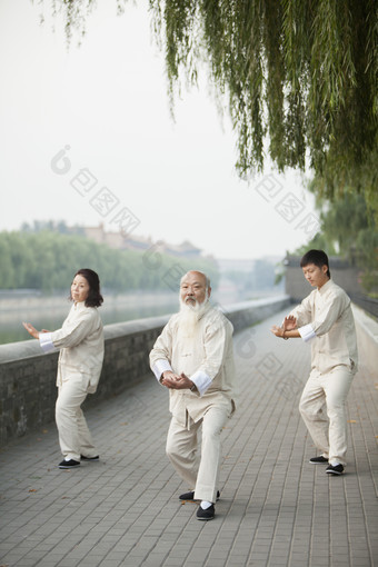 湖边打太极的老人