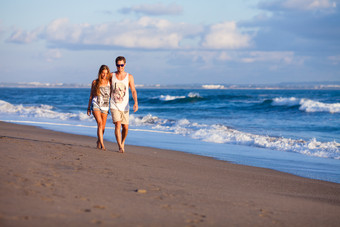 情侣海边沙滩牵手男子女子外国度假旅游摄影