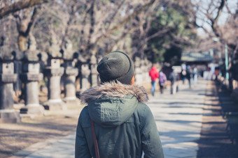 冬季小路<strong>女人背影</strong>