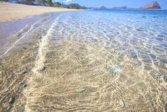 波光粼粼的海水摄影图