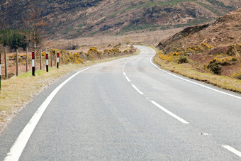 山脚道路<strong>路面</strong>摄影图