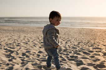 一个站在沙滩上的男孩