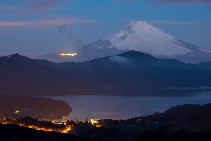 夜幕下的日本富士山