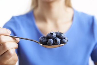 勺子里的蓝莓水果