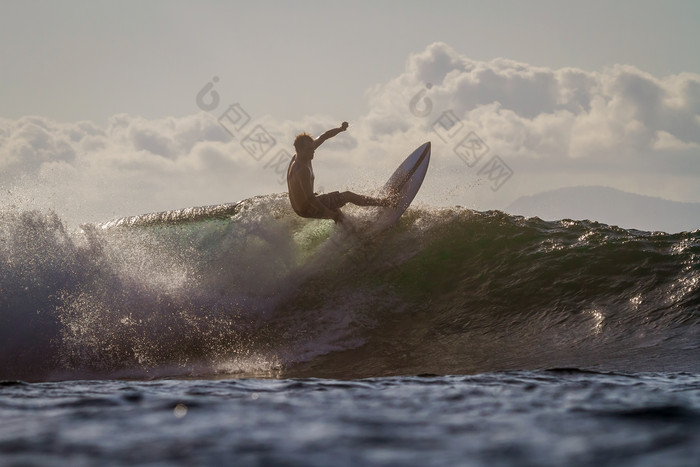 海上男人冲浪户外运动极限刺激动作摄影
