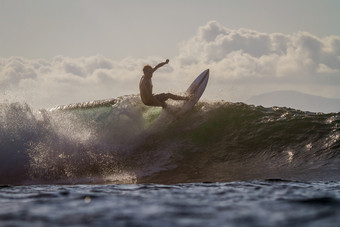 海上男人冲浪户外运动极限刺激动作摄影