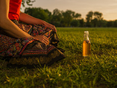 草地上的酒瓶和女子