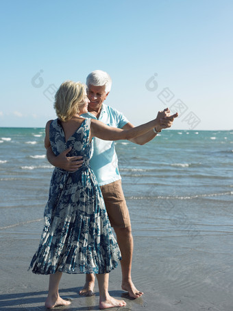 海边跳舞的老年夫妻