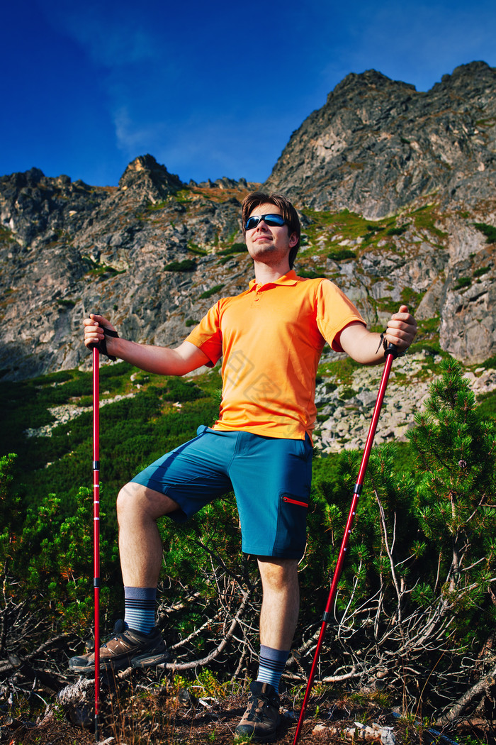 徒步登山运动的男人