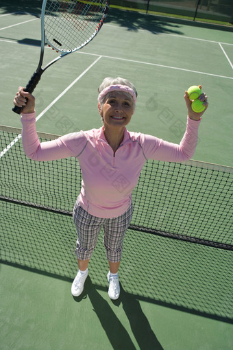打网球的<strong>老太太</strong>摄影图