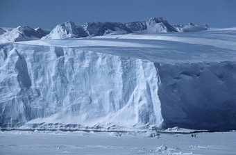 蓝色调漂亮的大<strong>雪山摄影图</strong>