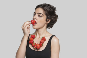 吃草莓的美丽女子