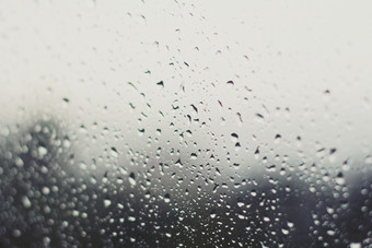 玻璃窗上的雨水水珠