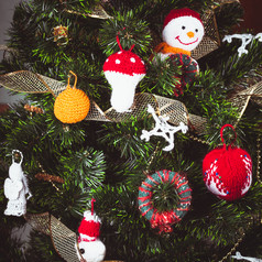 圣诞树上的装饰品摄影图