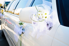婚车上的白色花饰