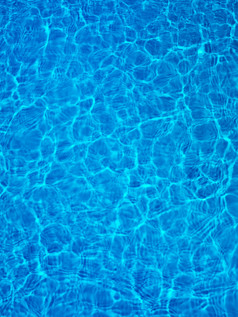蓝色泳池上的涟漪