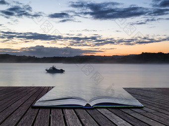 暗色调书上的湖水摄影图