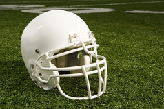 暗色调橄榄球头盔摄影图