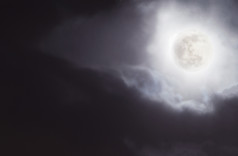阴天的月亮摄影图