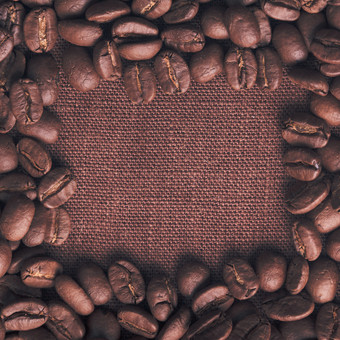 棕色帆布上摆放整齐的咖啡豆