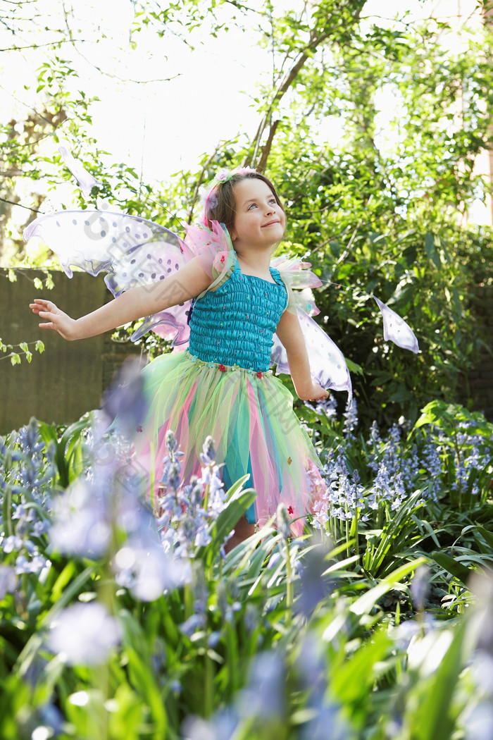 小清新花丛中的小公主摄影图