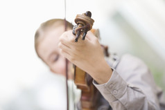 简约拉小提琴摄影图